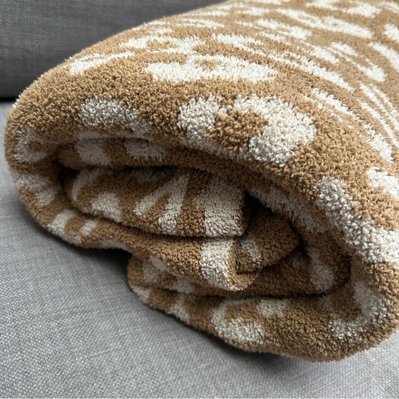 BAREFOOT DREAMS IN THE WILD THROW BLANKET CAMEL-STONE LEOPARD PRINT
#1120256 - Picture 6 of 13
